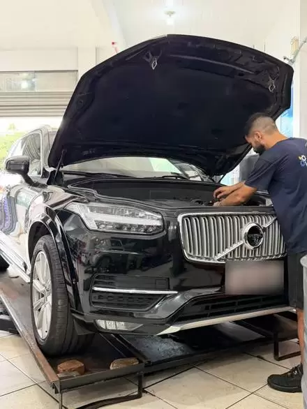 Equipe Lubrisul realizando manutenção em veículo
