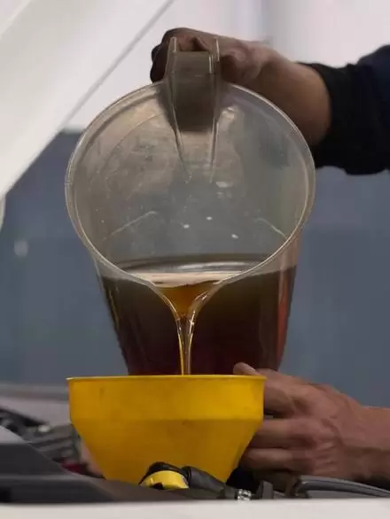 Troca de óleo realizada pela equipe Lubrisul